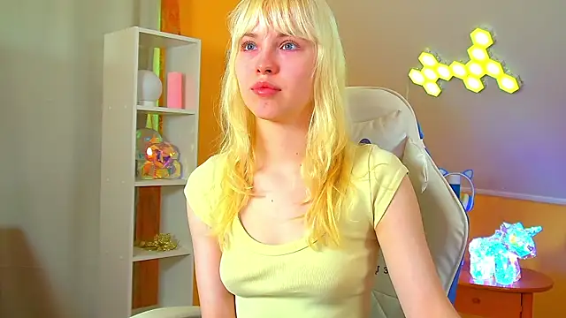 HannahHollis online show from August 4, 2026, 6:07 am
