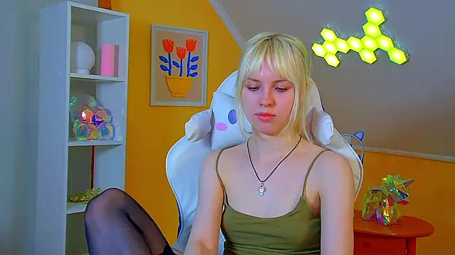 HannahHollis online show from July 16, 2026, 6:16 pm