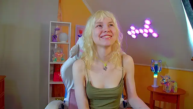 HannahHollis online show from April 26, 2026, 6:22 am