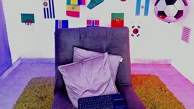 triiangel latinboy online show from July 17, 2026, 12:24 pm