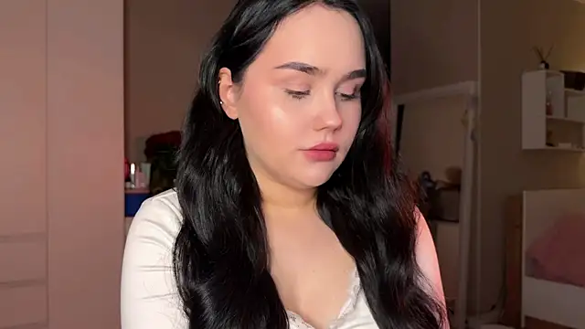 lola raze online show from July 30, 2026, 11:04 pm