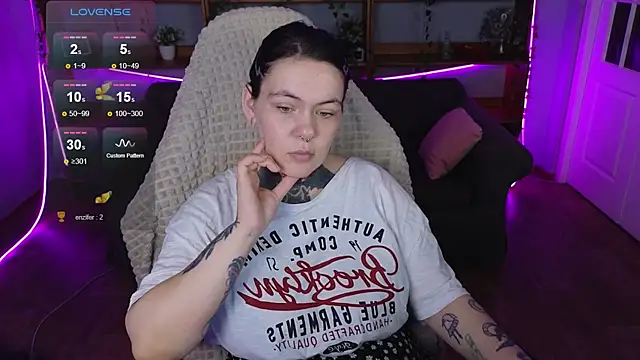 Snapshot of QwertyAnnie_Lbo chatting on April 13, 2026, 5:11 am QwertyAnnie Lbo online show from April 13, 2026, 5:11 am