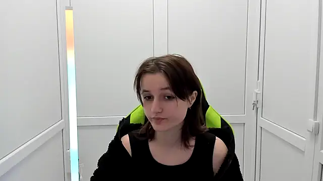 Snapshot of GoldenKiss chatting on April 13, 2026, 6:28 am GoldenKiss online show from April 13, 2026, 6:28 am