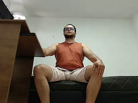 Snapshot of Masterboy00 chatting on April 13, 2026, 2:43 pm Masterboy00 online show from April 13, 2026, 2:43 pm