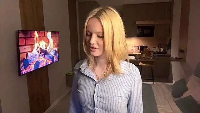 Snapshot of moonavelle chatting on April 18, 2026, 9:48 pm moonavelle online show from April 18, 2026, 9:48 pm