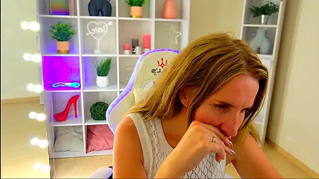 MollyLoll online show from July 1, 2026, 10:59 am
