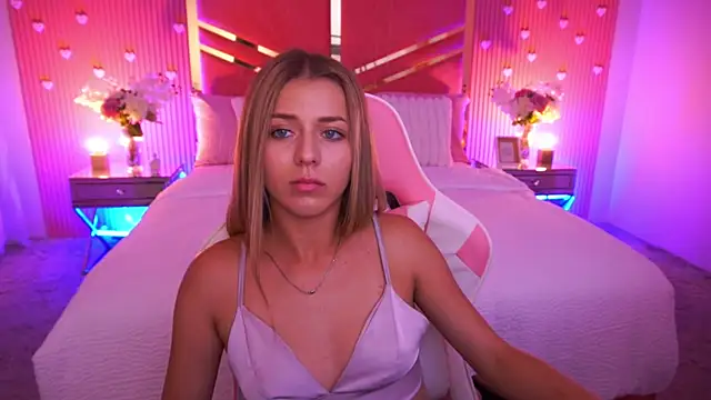 DoveLovee online show from July 6, 2026, 3:03 pm