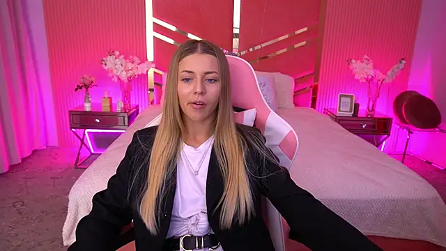 DoveLovee online show from May 13, 2026, 1:40 pm