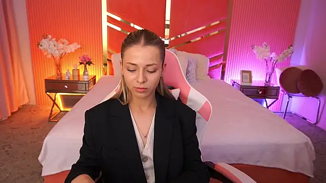 DoveLovee online show from May 18, 2026, 1:05 pm
