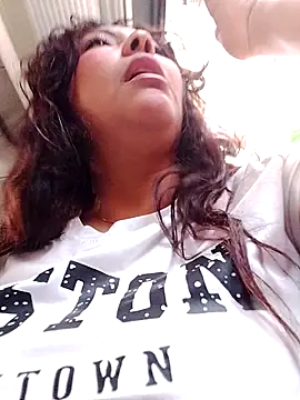 Izel  online show from April 15, 2026, 5:50 pm