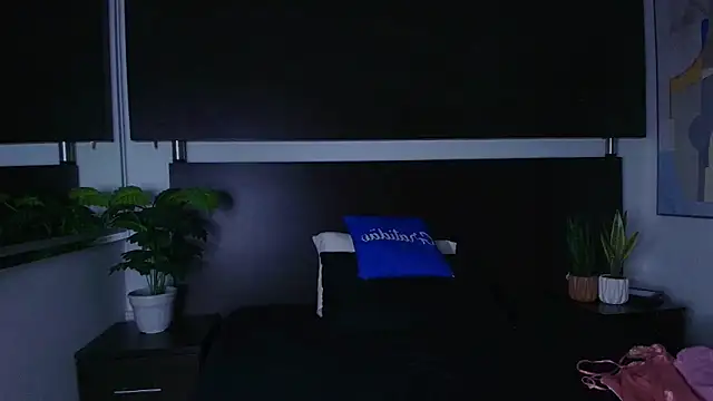 Scarlet  noir online show from April 16, 2026, 12:39 pm