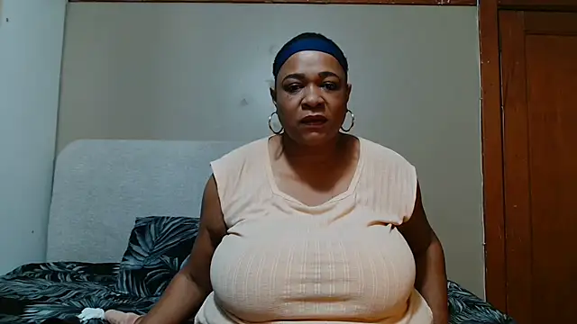 BUSTYQUEEN56  online show from June 20, 2026, 7:08 pm