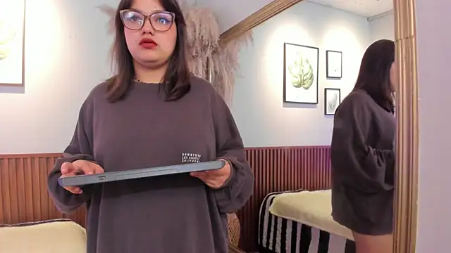 AMBERBENELLI online show from April 16, 2026, 7:31 am