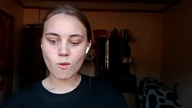 RoxanneStuard online show from April 22, 2026, 12:01 pm