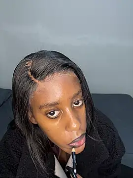 Snapshot of petite_bee chatting on May 10, 2026, 9:16 pm petite bee online show from May 10, 2026, 9:16 pm