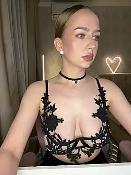 AlisaPearl online show from June 17, 2026, 8:19 pm