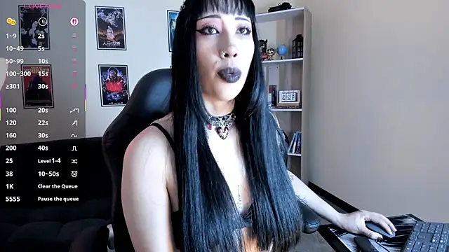 Snapshot of Ravenelle_ chatting on June 7, 2026, 7:08 pm Ravenelle online show from June 7, 2026, 7:08 pm