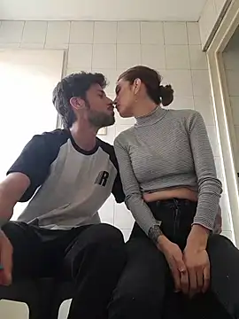 Snapshot of catsqueens chatting on April 15, 2026, 5:50 pm catsqueens online show from April 15, 2026, 5:50 pm