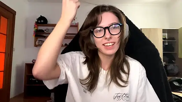 PillowPeachX online show from April 17, 2026, 2:20 pm