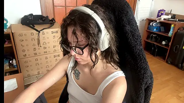 PillowPeachX online show from June 3, 2026, 6:36 am