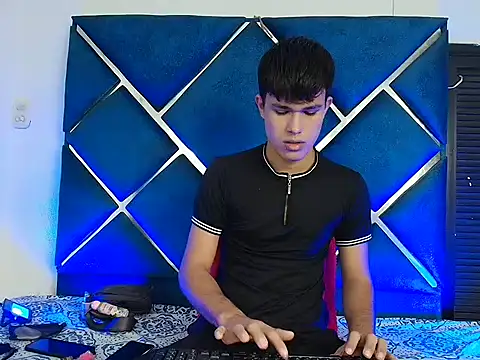 EdwinBoys online show from April 21, 2026, 1:07 pm