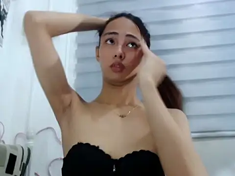 Snapshot of UrHolyBody chatting on May 15, 2026, 9:07 am UrHolyBody online show from May 15, 2026, 9:07 am