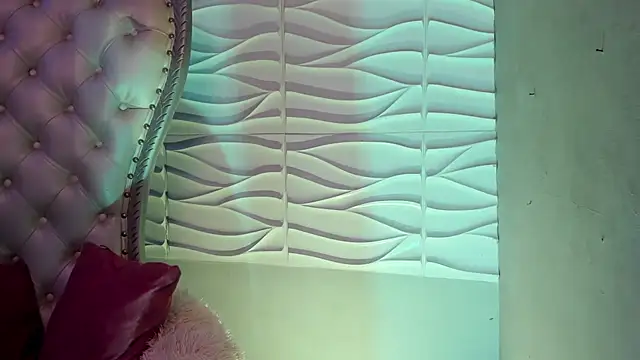 Luna  Cortez online show from May 17, 2026, 3:17 am