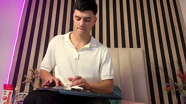 LeoTease online show from June 17, 2026, 7:13 pm