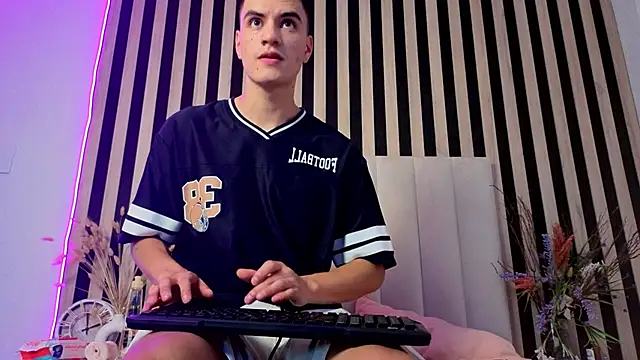 LeoTease online show from June 5, 2026, 7:19 pm