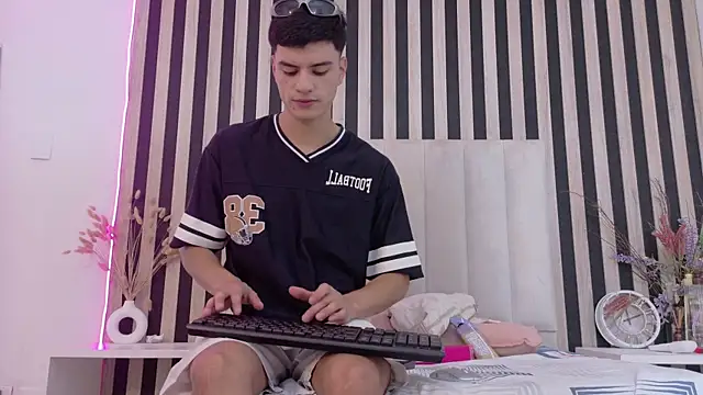 LeoTease online show from July 14, 2026, 7:09 pm