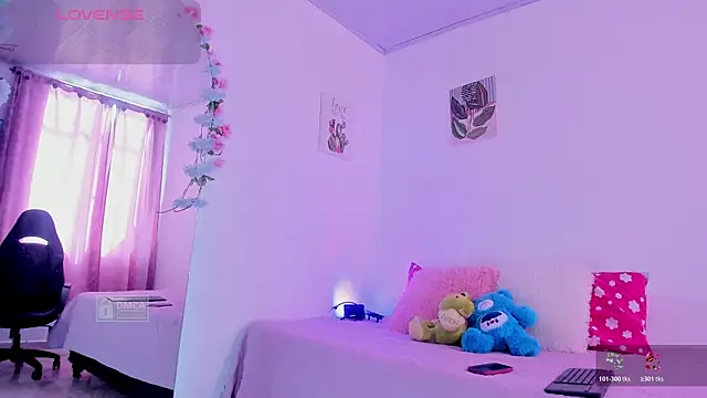 Lila Sweett18 online show from June 10, 2026, 8:32 pm