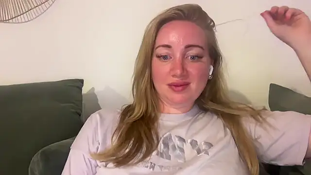 arielsweetieee online show from July 4, 2026, 9:41 pm