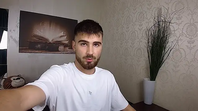 KyloEast online show from July 28, 2026, 4:42 am