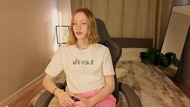 EvaHamilton online show from May 27, 2026, 1:57 am