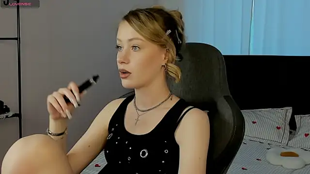 EvaHamilton online show from May 3, 2026, 1:11 am