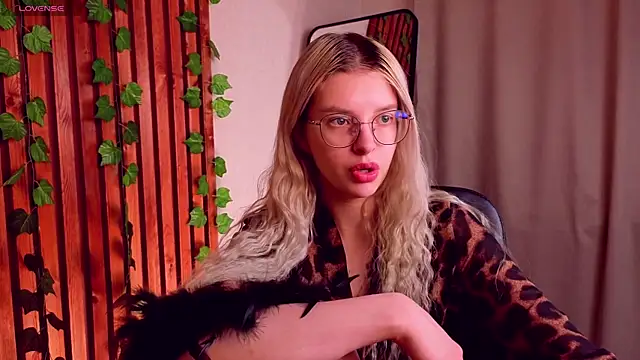 TiffyPeachy online show from April 21, 2026, 10:55 am