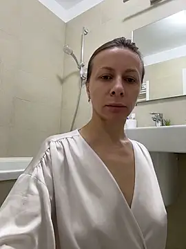 Mira Luna online show from May 5, 2026, 5:10 am