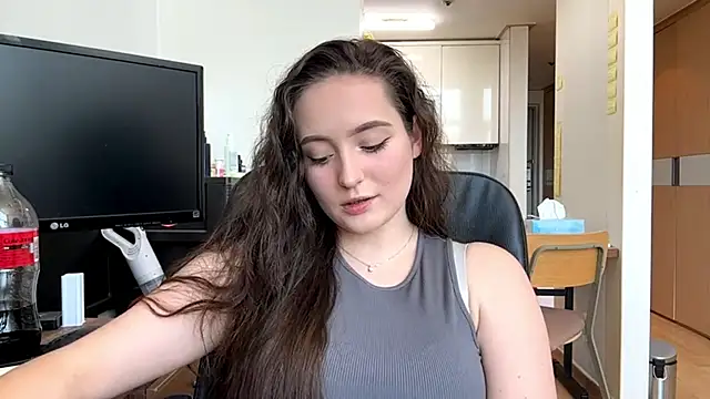 Emilly Cart online show from May 15, 2026, 3:37 am