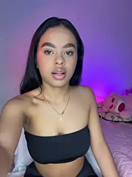 CoralinneRos online show from April 20, 2026, 2:07 pm