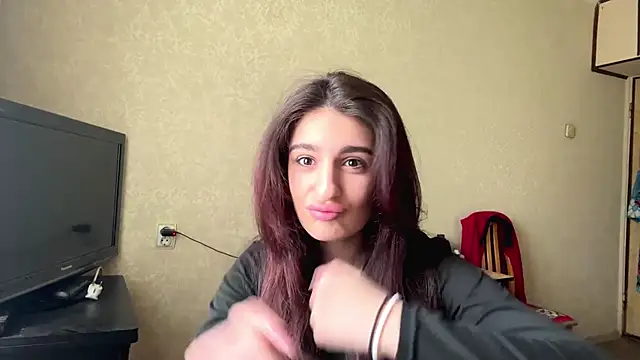 ElviDesire online show from April 19, 2026, 8:37 am