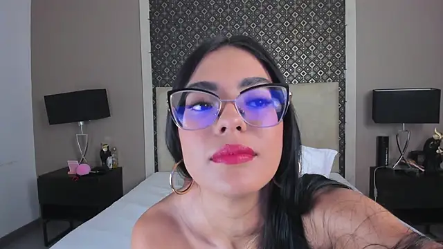 Larissa Luna online show from May 28, 2026, 12:44 pm