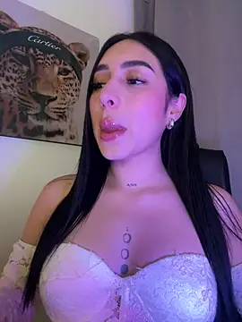 IsabellaNoir  online show from May 14, 2026, 10:07 pm