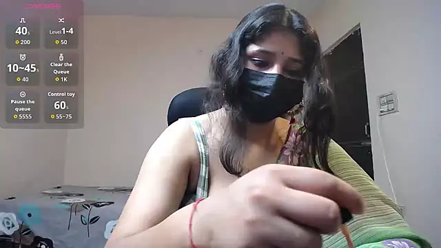 -Queenie online show from May 17, 2026, 8:31 pm