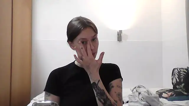 JuicyErika online show from June 19, 2026, 9:20 pm