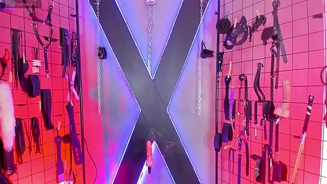 IzobethAri BDSM online show from April 29, 2026, 3:11 am