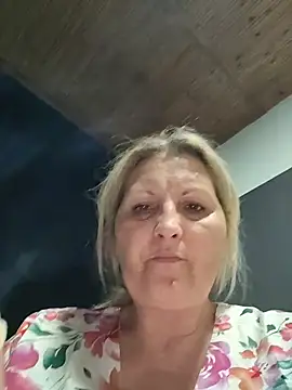 Divineblond online show from April 17, 2026, 6:22 pm