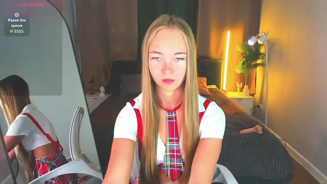 Milana Sorrento online show from June 7, 2026, 1:11 am