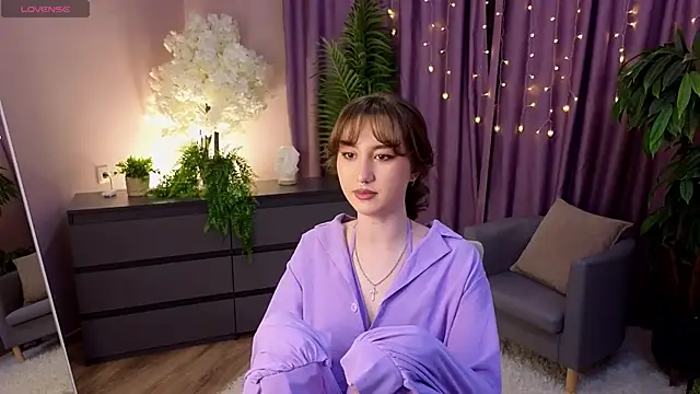 Snapshot of LouiseEvans chatting on April 28, 2026, 11:47 am LouiseEvans online show from April 28, 2026, 11:47 am