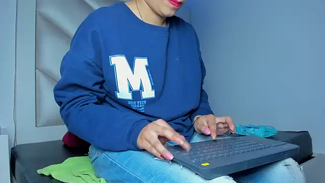 Snapshot of Valentina_js chatting on June 18, 2026, 8:36 pm Valentina js online show from June 18, 2026, 8:36 pm