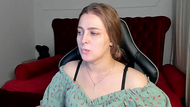 EllaBells online show from May 11, 2026, 4:47 am